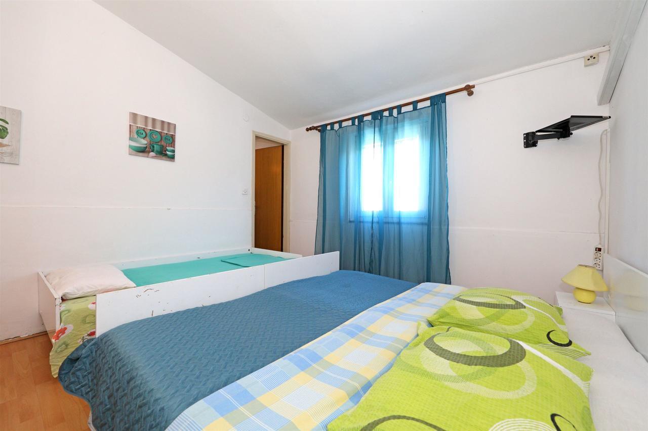 Apartments And Rooms Dragica Starigrad Paklenica Exterior photo