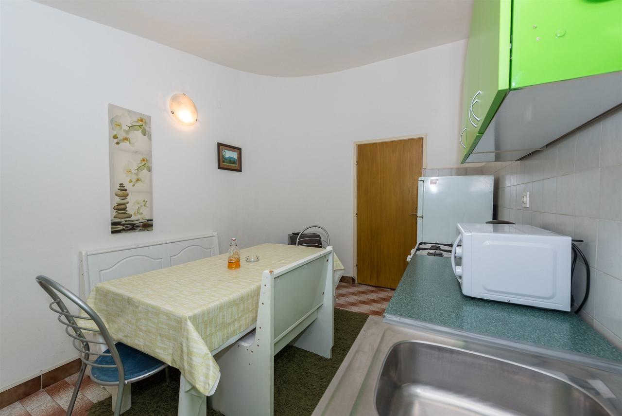 Apartments And Rooms Dragica Starigrad Paklenica Exterior photo