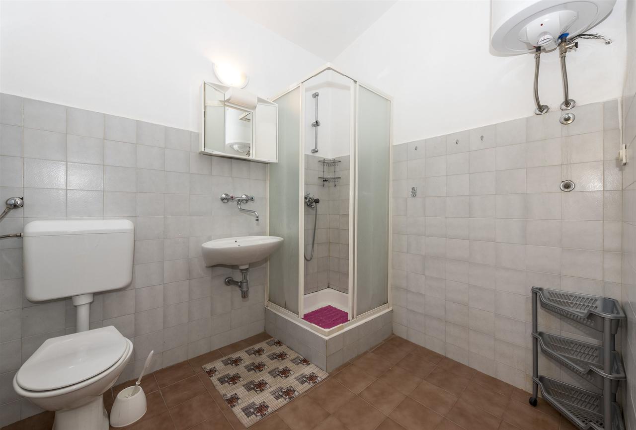 Apartments And Rooms Dragica Starigrad Paklenica Exterior photo