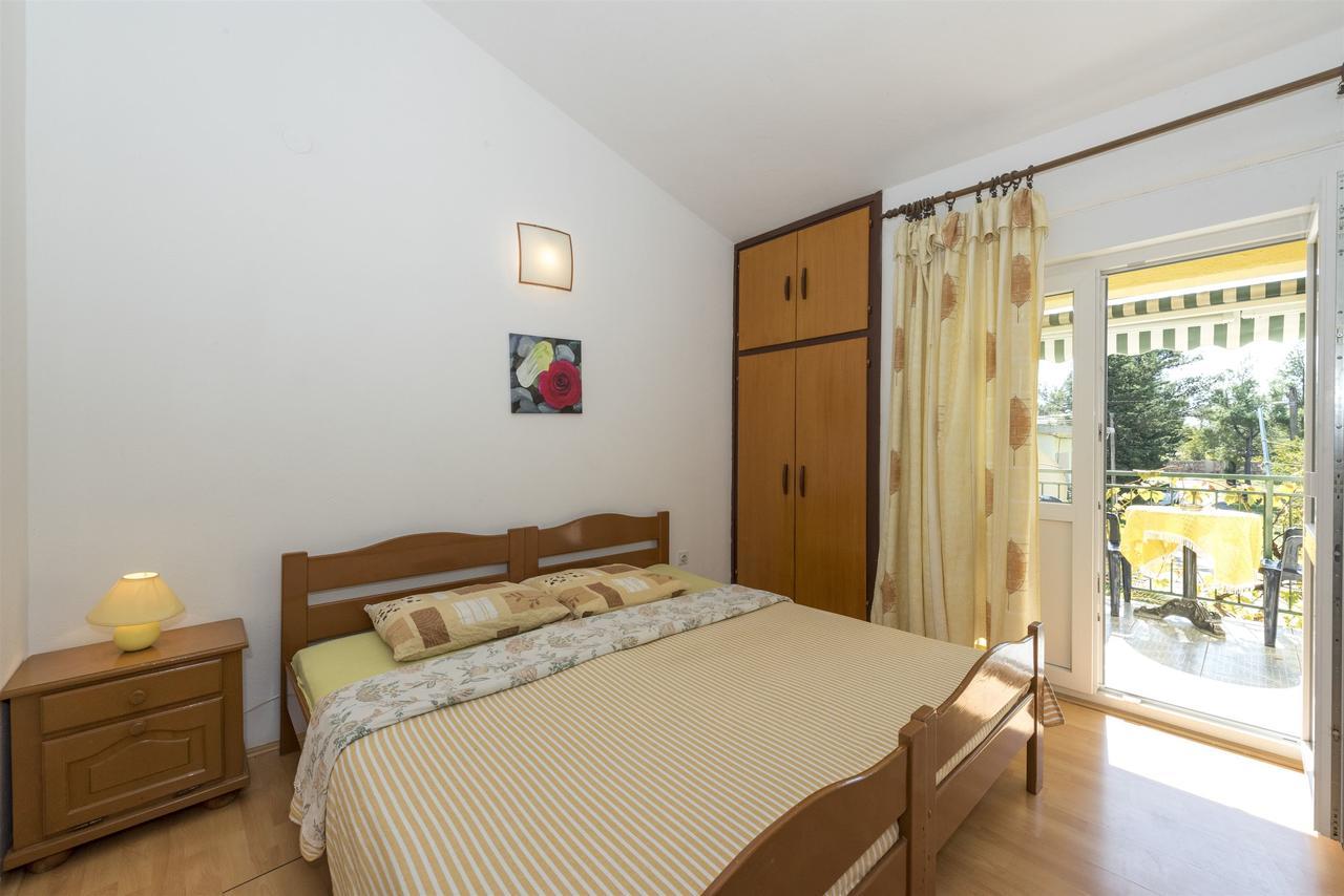 Apartments And Rooms Dragica Starigrad Paklenica Exterior photo