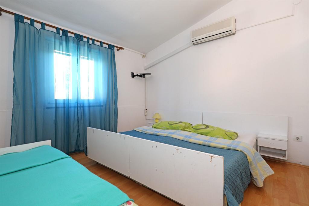 Apartments And Rooms Dragica Starigrad Paklenica Exterior photo