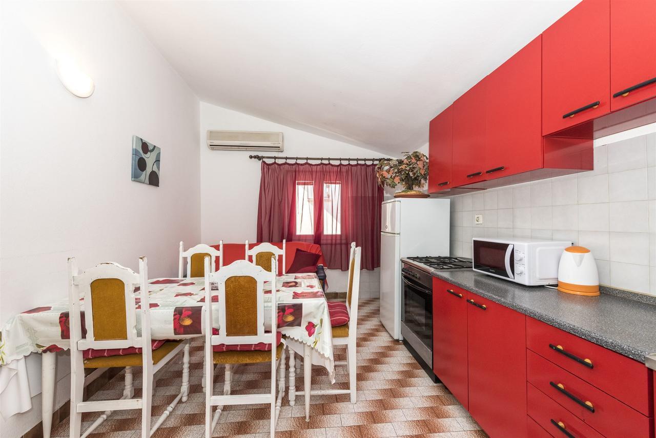 Apartments And Rooms Dragica Starigrad Paklenica Exterior photo